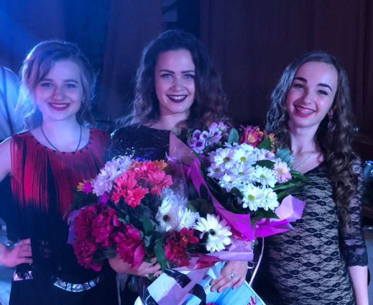 Учасниці тріо естрадної студії